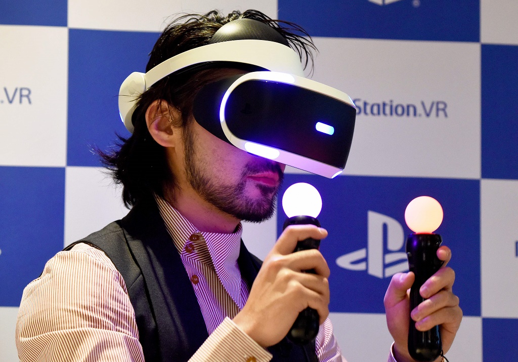 PlayStation VR kini sudah dapat menayangkan video 360 dari YouTube. (AFP PHOTO / TORU YAMANAKA)