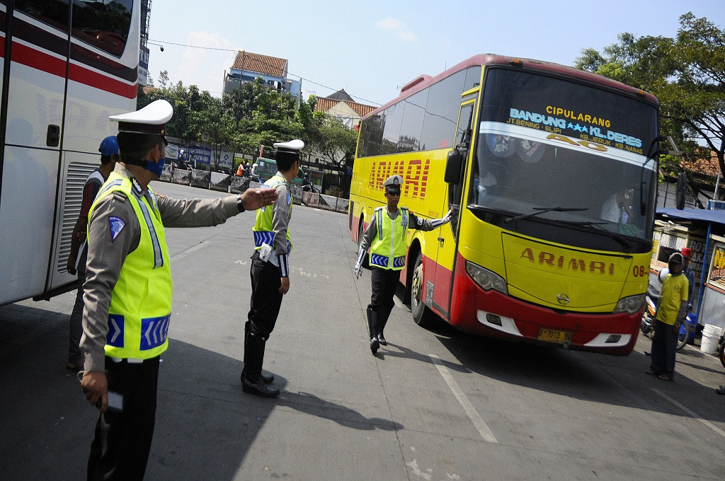 Ilustrasi polisi memeriksa kelayakan bus di Terminal Leuwipanjang, Kota Bandung - Ant - Novrian Arbi