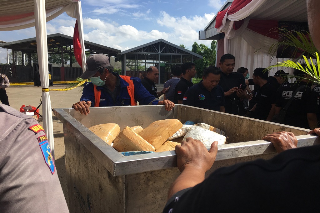 Petugas memusnahkan barang bukti narkoba bernilai puluhan miliar rupiah, MTVN - Farhan Dwi