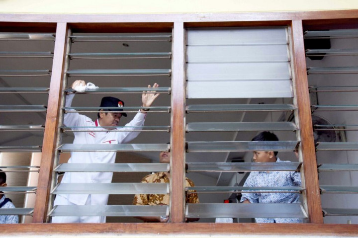 Bangun Semangat Toleransi, Bupati Purwakarta dan Pelajar Muslim Bersihkan Gereja