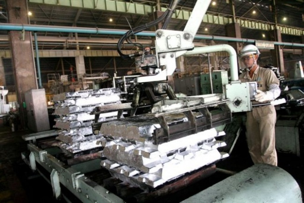 Produksi aluminium dari PT Inalum (Foto Antara/Irsan Mulyadi)
