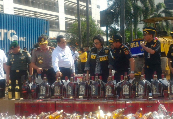 Menkeu Selamatkan Rp12,15 Miliar dari Miras dan Rokok Ilegal