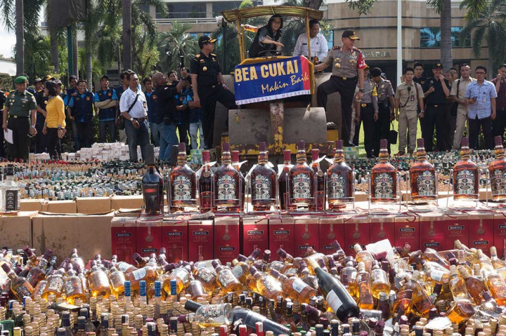 Ditjen Bea Cukai Musnahkan Miras dan Rokok Ilegal