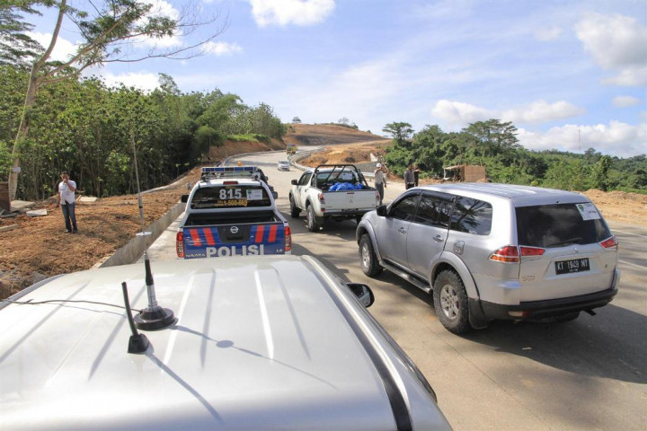 Gubernur Awang Faroek Puas dengan Perbaikan Infrastruktur Jalan di Utara Kaltim