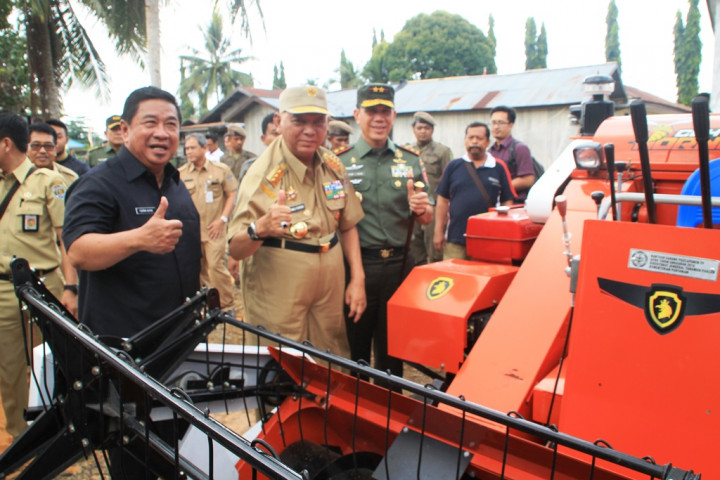 Gubernur Kaltim Serahkan Bantuan Alsintan ke Dua Kabupaten