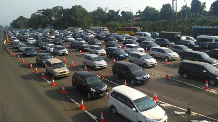 Pergantian Tahun, Jalur Puncak Ditutup 12 Jam