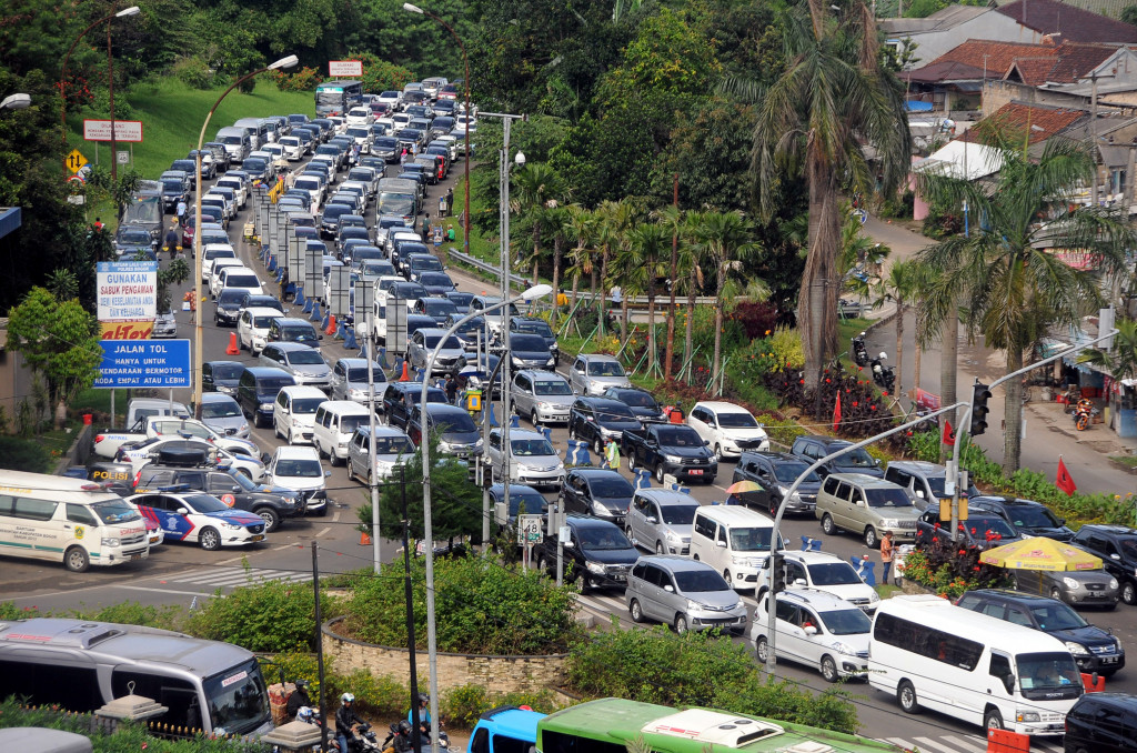 Kendaraan mengantre memasuki kawasan Simpang Gadog, Puncak, Kabupaten Bogor, Jawa Barat, Sabtu (10/12). Foto: Antara/Yulius Satria Wijaya