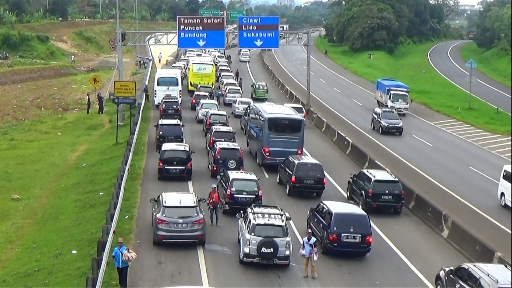 ?Kepadatan kendaraan sepanjang 8 KM dari KM 40 Tol Jagorawi hingga Simpang Gadog, Kabupaten Bogor, Jawa Barat. Foto: Metrotvnews.com/Mulvi