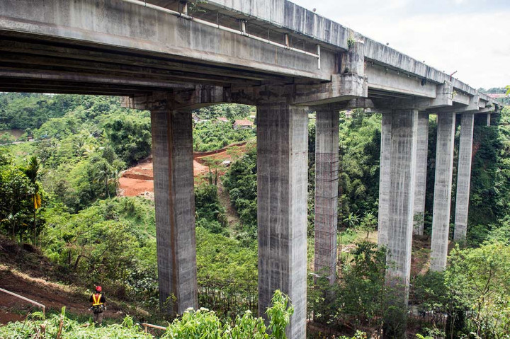 Pekerja Perbaiki Jembatan Cisomang
