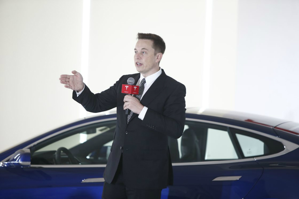 Elon Musk indikasikan versi terbaru Autopilot Tesla akan meluncur pada akhir minggu depan.