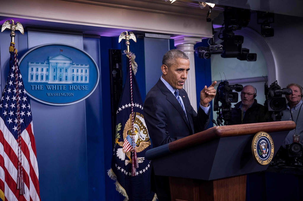Barack Obama dalam konferensi pers di Gedung Putih, 16 Desember 2016. (Foto: AFP/ZACH GIBSON)