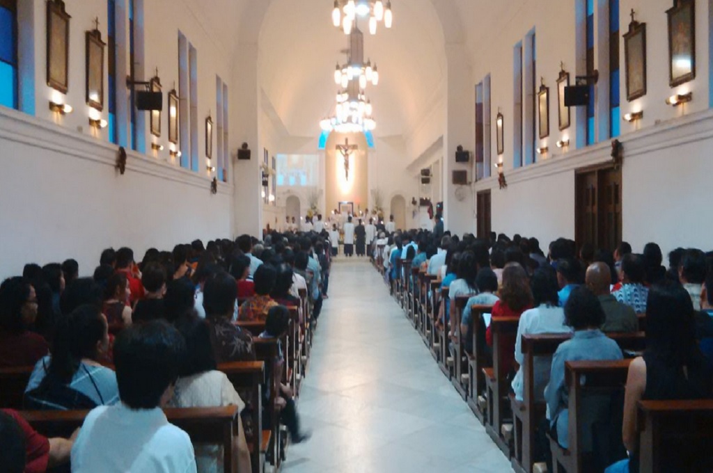 Pelaksanaan Misa Natal di Gereja Santo Yusuf Kota Cirebon, MTVN - Ahmad Rofahan