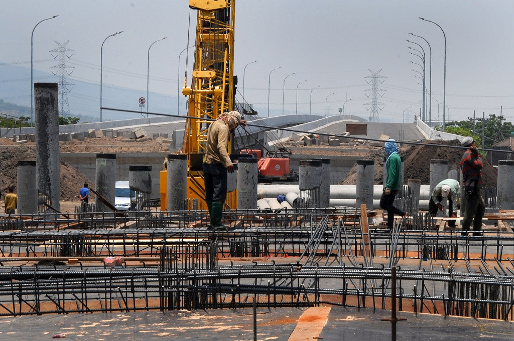 Sejumlah pekerja mengerjakan proyek konstruksi di Pasuruan, Ant - Adhitya Hendra