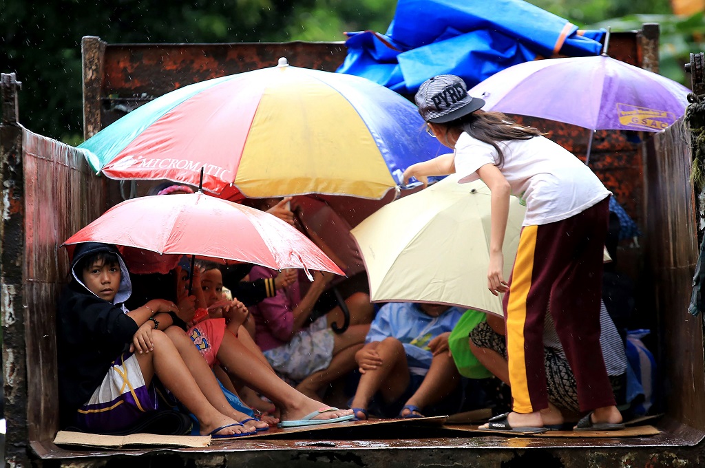 Warga Filipina mengungsi seiring semakin mendekatnya Topan Nock-Ten, 25 Desember 2016. (Foto: AFP/meteorological disaster report)