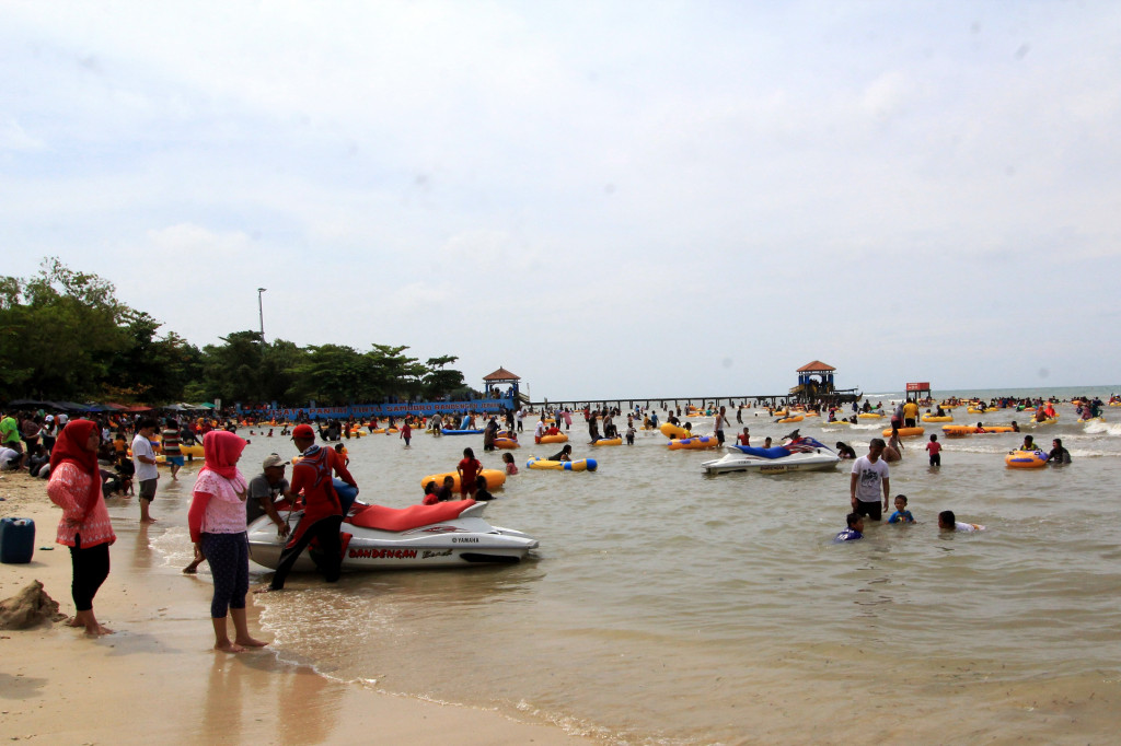 Serunya Liburan Natal di Pantai Tirta Samudra