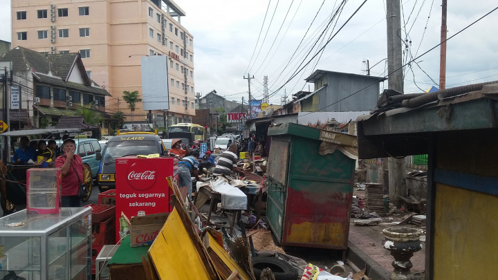 Belasan Lapak di Selatan Stasiun Tugu Dibongkar