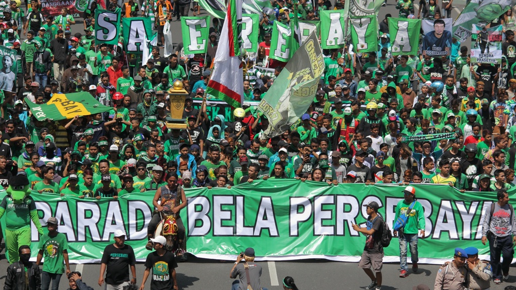 Suporter Persebaya Surabaya mengikuti Parade Bela Persebaya di Surabaya, Jawa Timur. (ANTARA FOTO/Didik Suhartono)