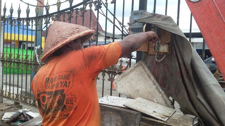 Ada Meteran Listrik di Lapak PKL Selatan Stasiun Tugu