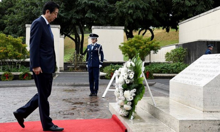 PM Abe Letakkan Karangan Bunga di Hawaii sebelum ke Pearl Harbor