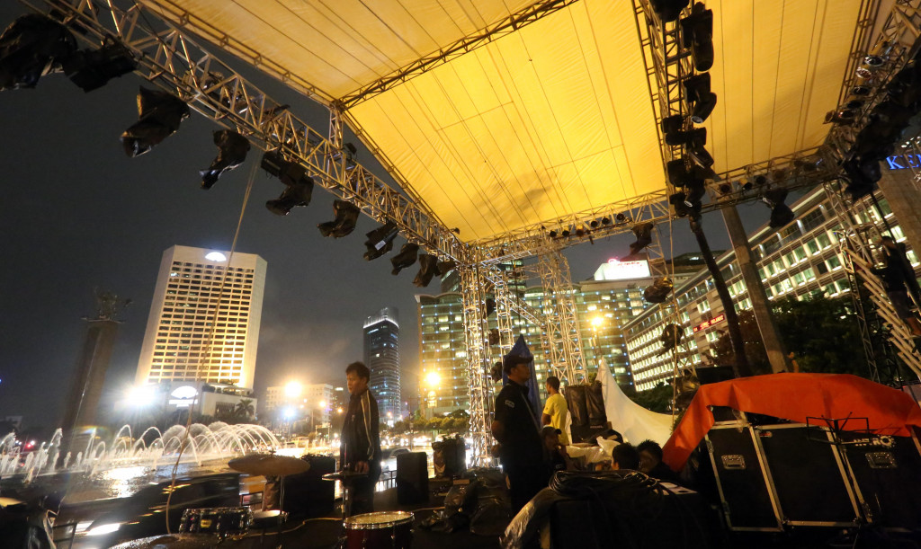 Pekerjaan menyelesaikan panggung perayaan Tahun Baru 2014 di Bundaran HI, Jakarta, Senin (30/12/2013) malam. Foto: MI/Ramdani