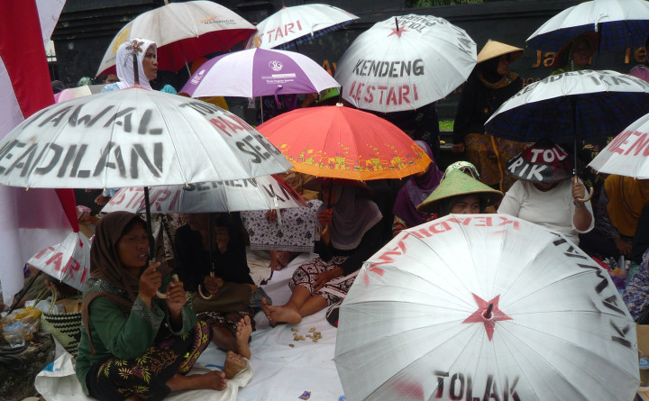 Pendukung dan Penolak Pabrik Semen Unjuk Rasa Bersamaan