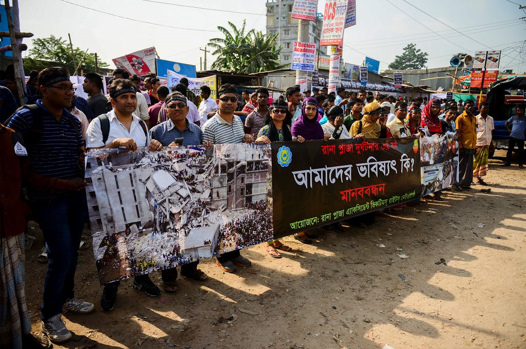 Aktivis mengecam insiden robohnya Rana Plaza di Bangladesh yang menewaskan 1.130 orang. (Foto: AFP/MUNIR UZ ZAMAN)