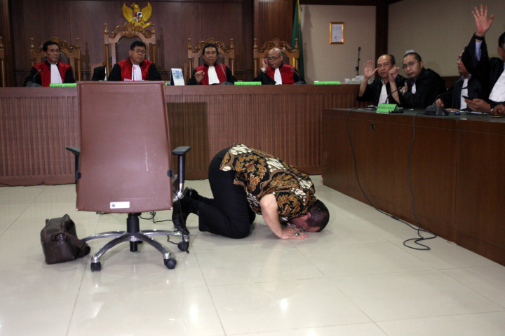 Bebas, La Nyalla Sujud Syukur