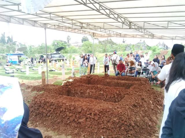 Dodi Dikebumikan Berdampingan dengan Dua Anaknya