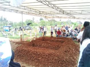 Zanette Ikut Menguburkan Sang Ayah