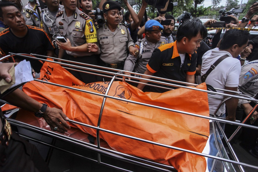 Salah satu jenazah korban pembunuhan sadis di Pulomas, Selasa 27 Desember/MI/Barry Fathahilah