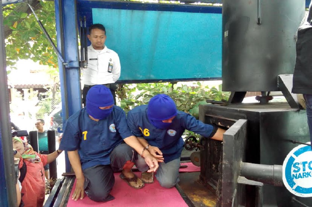 Dua tersangka kasus narkoba ikut memusnahkan 6 Kg sabu di Surabaya, MTVN - MK Rosyid