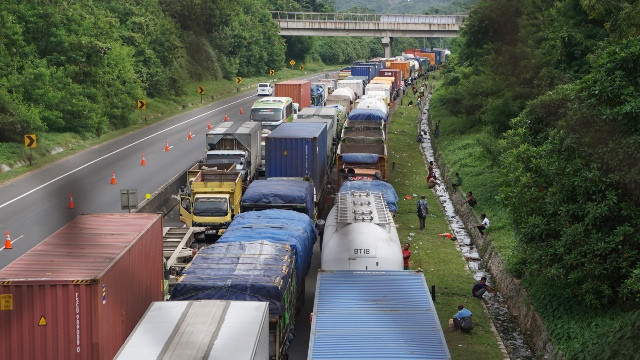 Butuh 5 Jam Tempuh Karawang-Gerbang Tol Cikampek