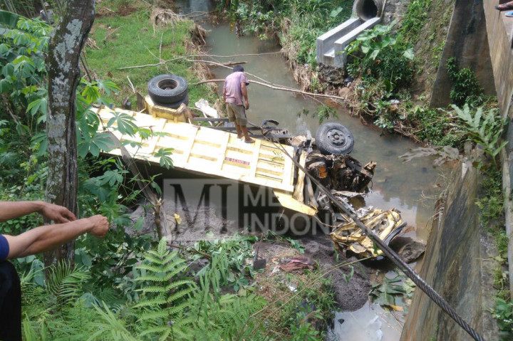 Truk Pasir Tabrak Empat Kendaraan di Temanggung