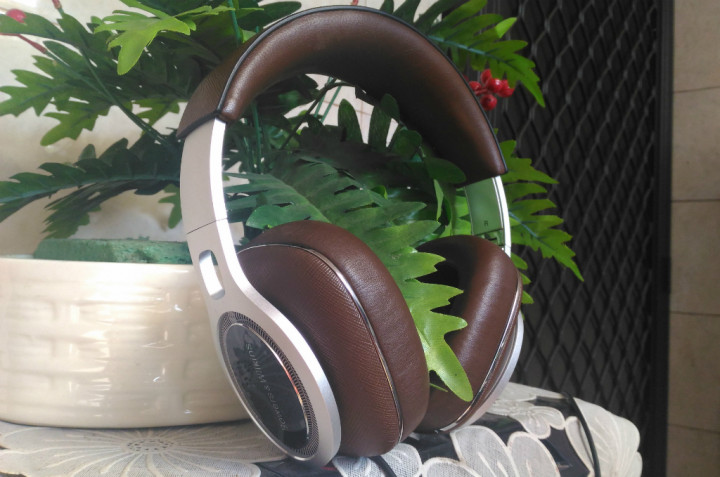 Bowers & Wilkins P9 Signature, Premium dan Luar Biasa