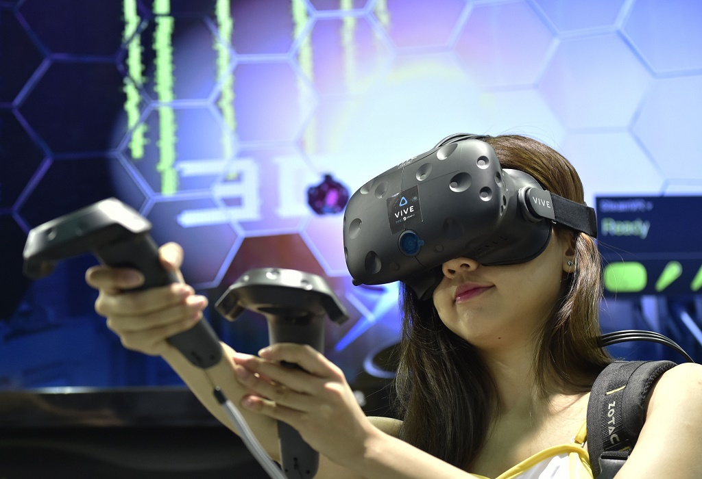 HTC Vive generasi pertama. (AFP PHOTO / SAM YEH)