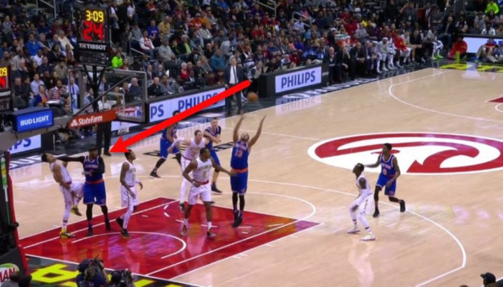 Mencekik dan Memukul Pemain Hawks, Carmelo Anthony Diusir Wasit