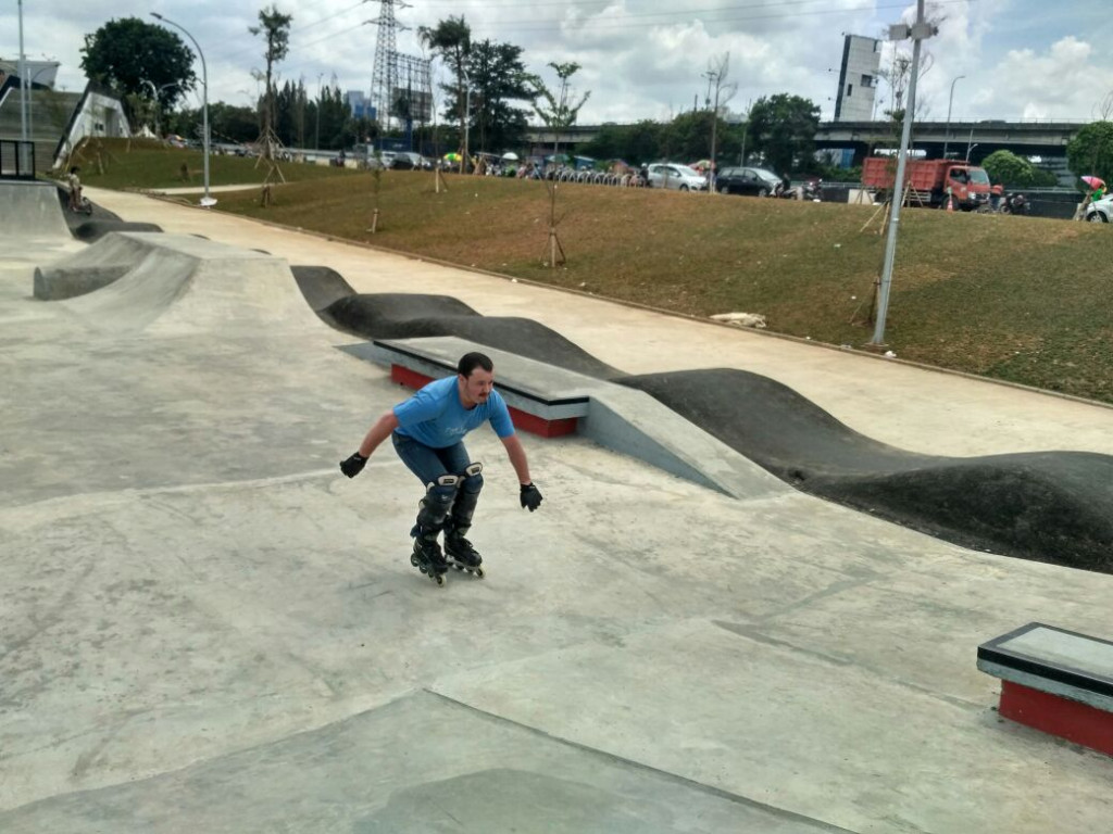 Warga negara Prancis, Robyn, 31, sedang seru bermain sepatu roda di area skate park taman Kalijodo. Foto: MTVN/Wanda Indana