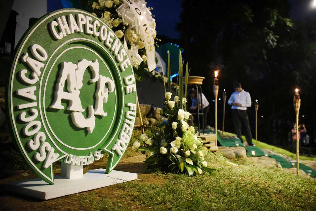 Foto: Penghormatan masyarakat untuk korban jatuhnya pesawat yang membawa skuat Chapecoense (Foto: AFP PHOTO / LUIS ROBAYO)
