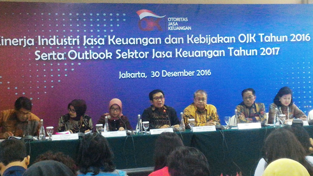 Ketua Dewan Komisioner OJK Muliaman D Hadad (tengah). (FOTO: MTVN/Eko Nordiansyah)