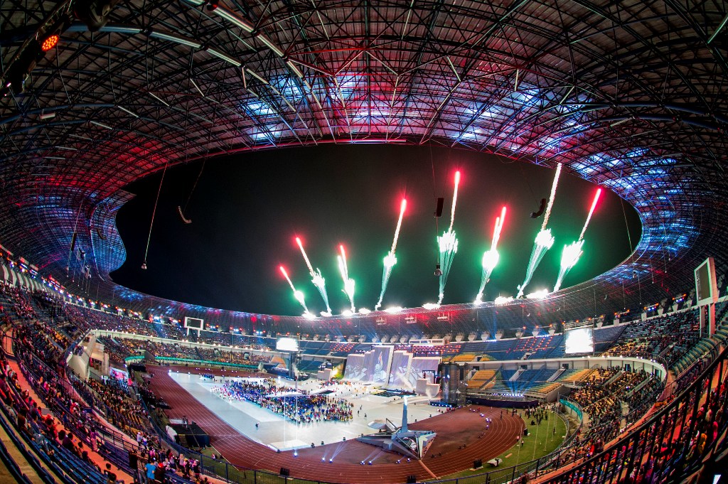 Suasana atraksi kembang api pada penutupan PON XIX di Stadion Gelora Bandung Lautan Api, Bandung, Jabar. (ANTARA FOTO/M Agung Rajasa)