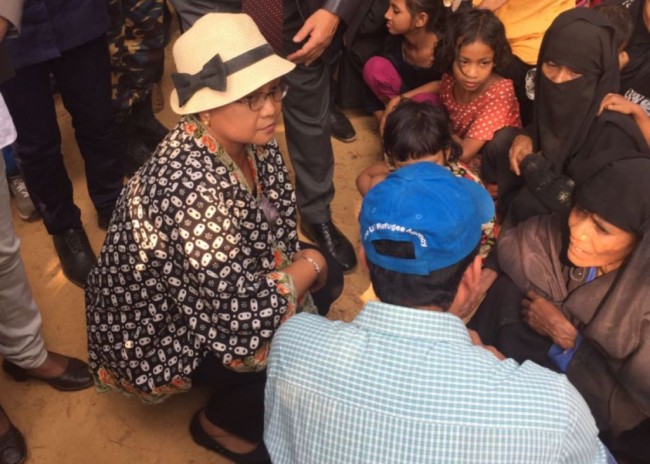 Menlu Retno Marsudi berinteraksi dengan pengungsi Rohingya (Foto: Dok. Kemenlu RI)
