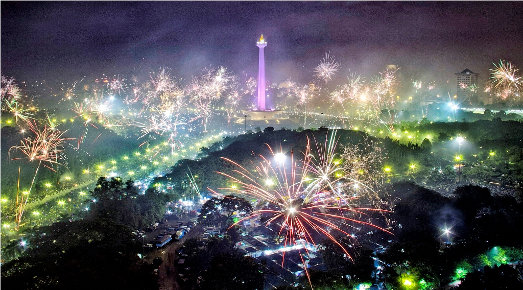 Suasana saat berlangsungnya pesta kembang api saat perayaan malam pergantian tahun di kawasan Monumen Nasional, Jakarta, Rabu (1/1/2016). MI/Atet Dwi Pramadia.