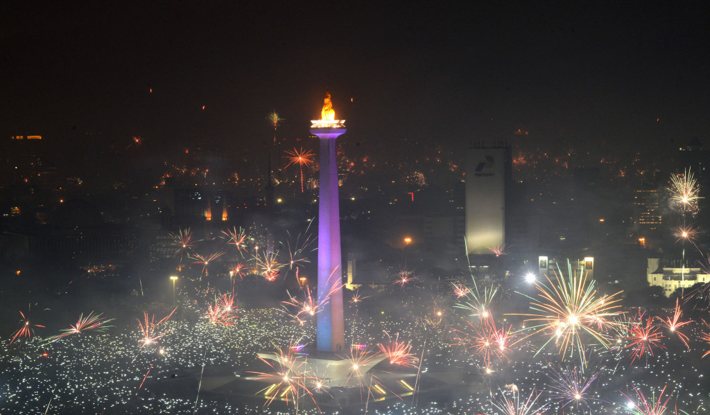Perayaan malam pergantian tahun di kawasan Monas, Jakarta Pusat, Jumat (1/1/2016). MI/Susanto