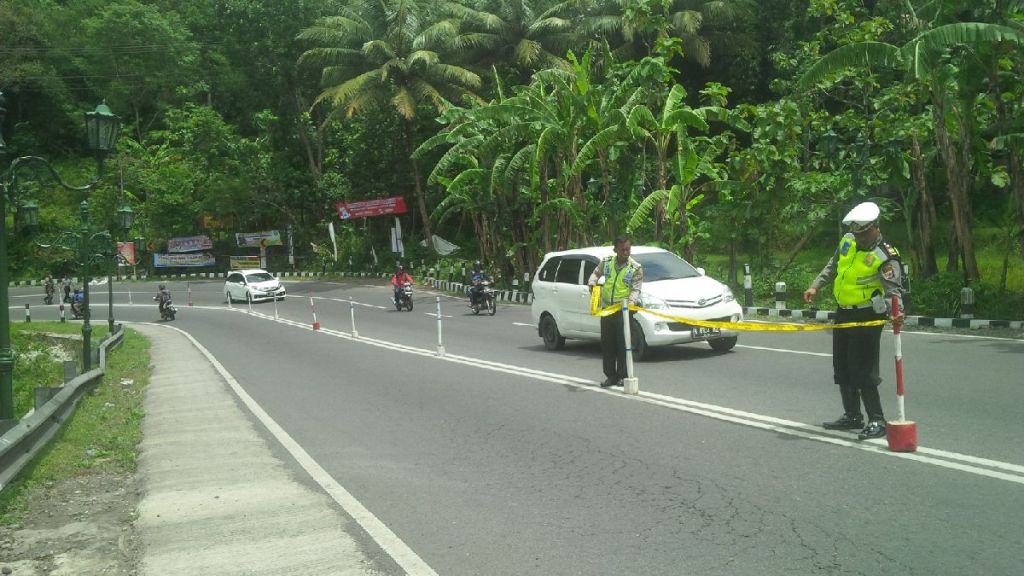 Polisi lalu lintas memasang pembatas jalan di perbatasan Gunungkidul-Bantul, DI Yogyakarta. Foto: Metrotvnews.com/Ahmad Mustaqim