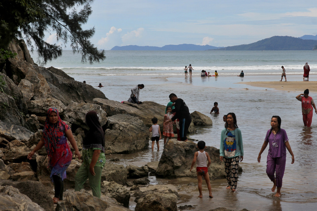 Sejumlah anak-anak bermain di kawasan Pantai Lhok Nga, Aceh Besar, Aceh, Minggu (25/12/2016). Foto: Antara/Syifa Yulinnas