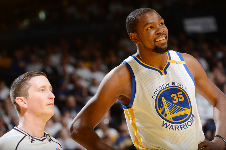 <i>Triple-Double</i> Kevin Durant Bantu Warriors Menang atas Mavericks
