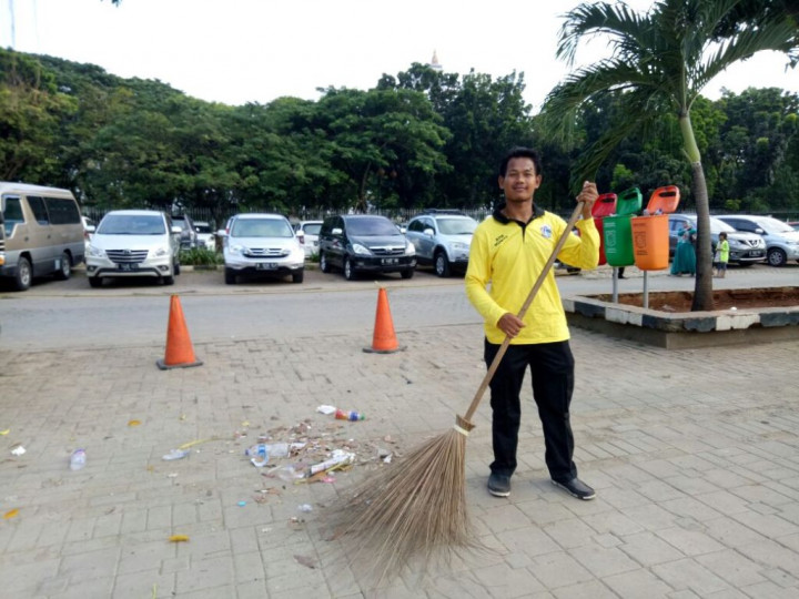 Cerita Petugas Kebersihan Babat Habis Sampah di Monas