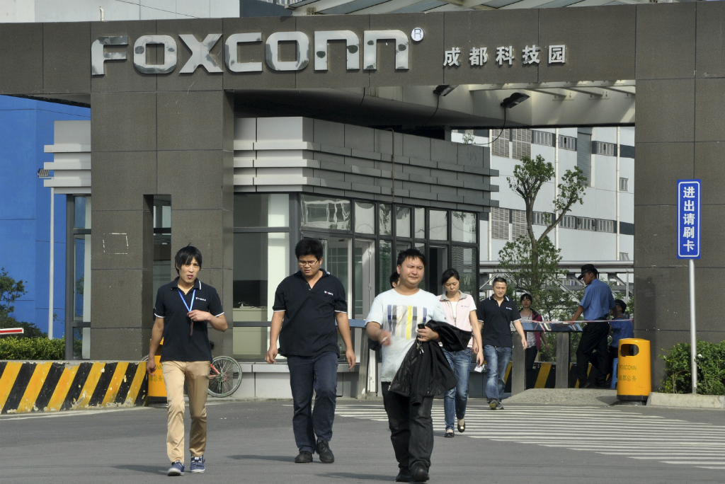Foxconn dan Sharp berencana mendirikan pabrik di Tiongkok untuk produksi LCD berukuran besar.