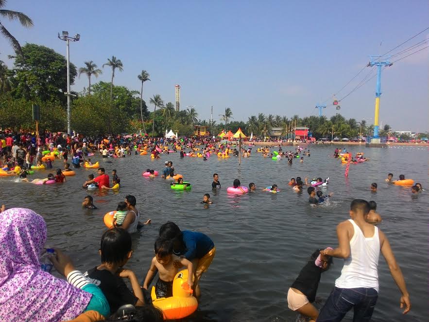 Ribuan warga memilih Taman Impian Jaya Ancol sebagai tempat rekreasi awal tahun 2017. Foto: MTVN/Ilham Wibowo