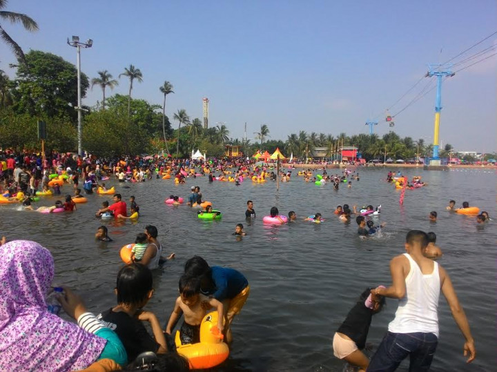Pantai Ancol Diserbu Ribuan Pengunjung
